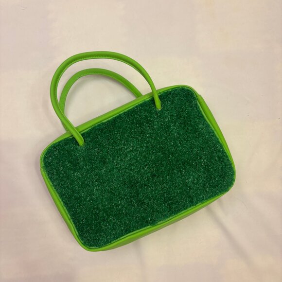 Archie McPhee Turf Purse with grass and daisy design - Picture 3 of 7
